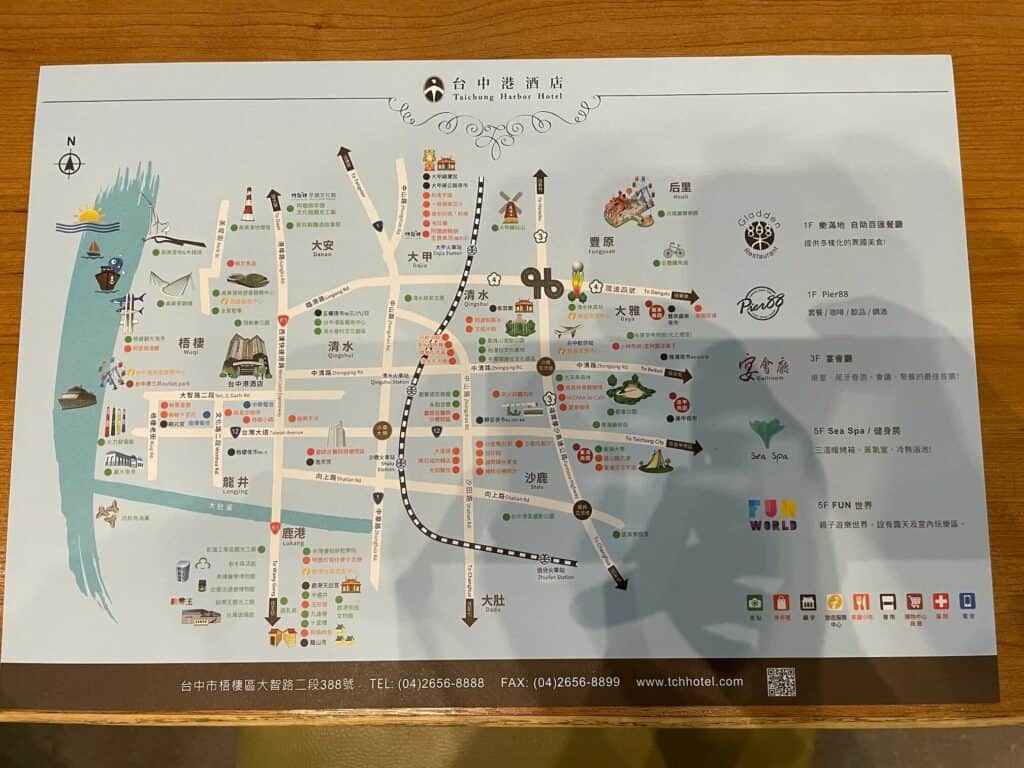 台中港酒店的餐桌墊是台中海線景點手繪地圖